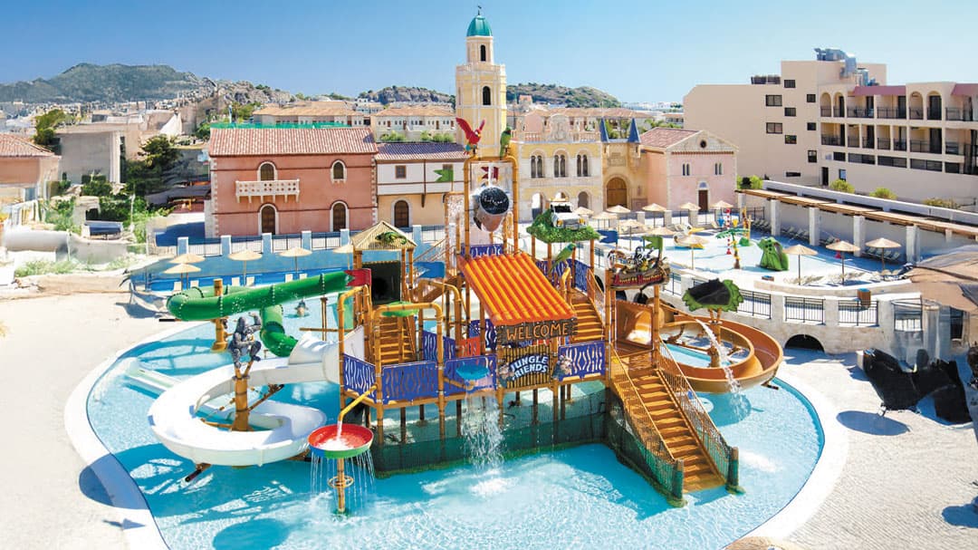 Ofrecemos juegos y estructuras acuáticas personalizados para tu audiencia